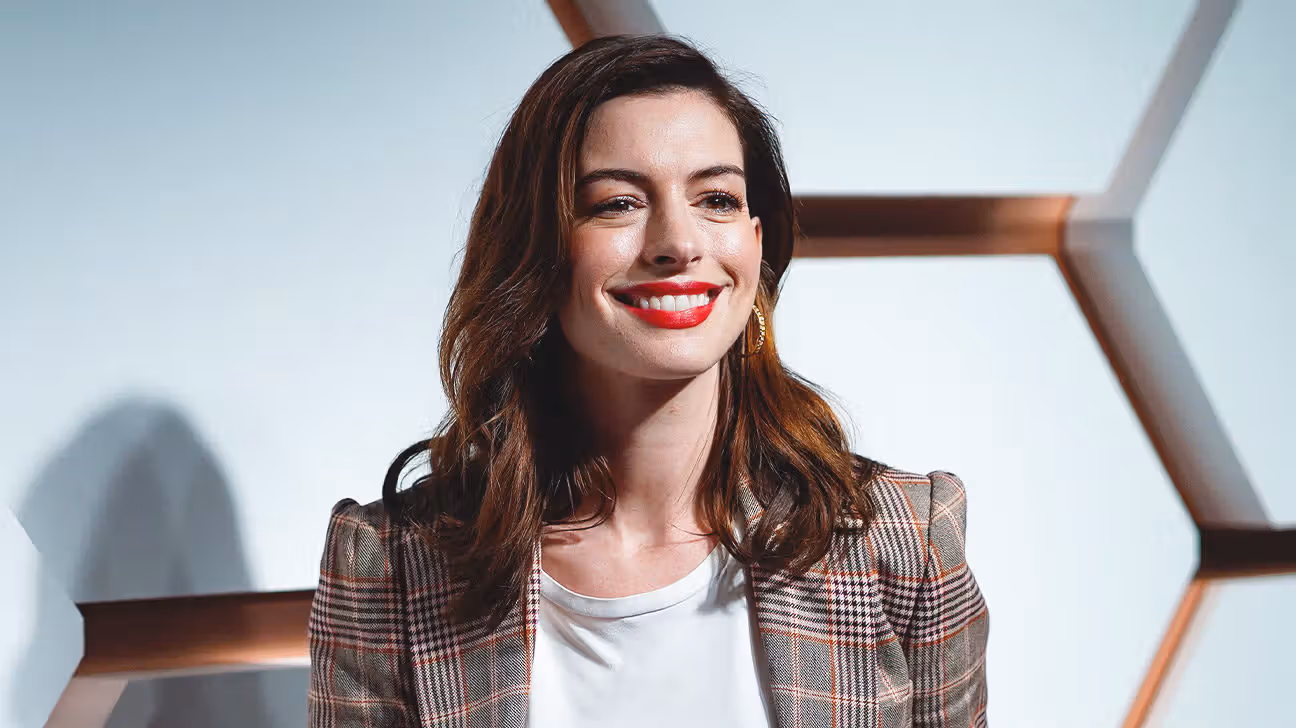 Anne Hathaway Was ‘Legally Blind’ for a Decade Due to Early Onset Cataract